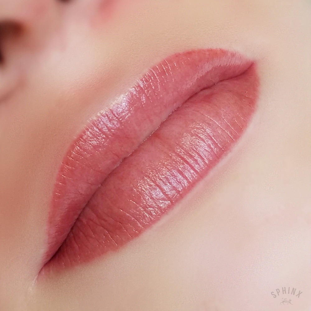 Перманентный макияж губ цвета на губах. Перманент губ цвета. Перманентный макияж губ. Красивый татуаж губ. Красивый перманентный макияж губ.